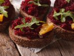 Брускетты со свеклой и маринованными сливами