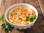 Пышный омлет с начинкой из сыра и бекона