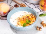 Йогуртовий боул з персиками