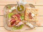 Тост із теплими персиками, сиром і медом