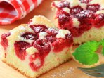 Шарлотка з малиною