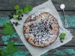 Шарлотка со смородиной