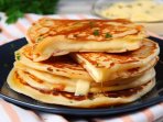 Картопляні млинці з сиром і шинкою