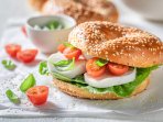 Запечений бублик з яйцем та овочами