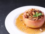 Запечені яблука з горіхами, медом і ромом