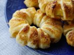 Слойки з консервованими ананасами