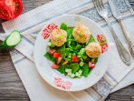 Овочевий салат з сирними кульками