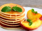 Фруктові панкейки з грецьким йогуртом