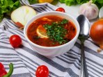 солянка со свининой, курицей и колбасой