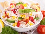 Теплий салат з рисом, тунцем та овочами