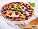 Пиріг з вишнями на сковороді