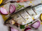 Форель, фарширована яйцями та грибами