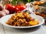 Запіканка з помідорами, картоплею та фаршем
