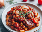 Квасоля з ковбасками й беконом