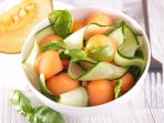 Салат з динею, огірками та моцарелою