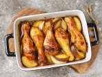 Курячі гомілки з яблуками