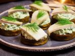 Картофельные лодочки с селедкой и плавленым сыром