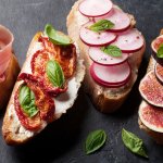 Грінки-канапки зі смаженою редискою — весняна закуска Грінки-канапки зі смаженою редискою — весняна закуска