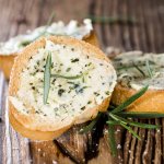 Канапки з часниковим маслом із зеленню — швидка закуска Канапки з часниковим маслом із зеленню — швидка закуска