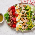Салат «Кобб» — американська класика з куркою, беконом і авокадо
