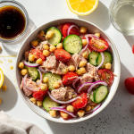 Салат з тунцем і помідорами — повноцінний обід в одній страві