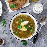 Зелений борщ на легкому курячому бульйоні