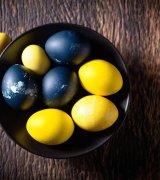 Як фарбувати яйця каркаде і куркумою