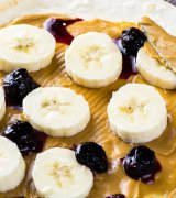 Лаваш з бананом і арахісовою пастою