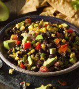 Салат з консервованої кукурудзи, квасолі та авокадо