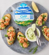 Брускети з креветками й кремом з авокадо та сиру