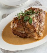 Свинина в молоці