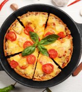 Піца з помідорами та сиром