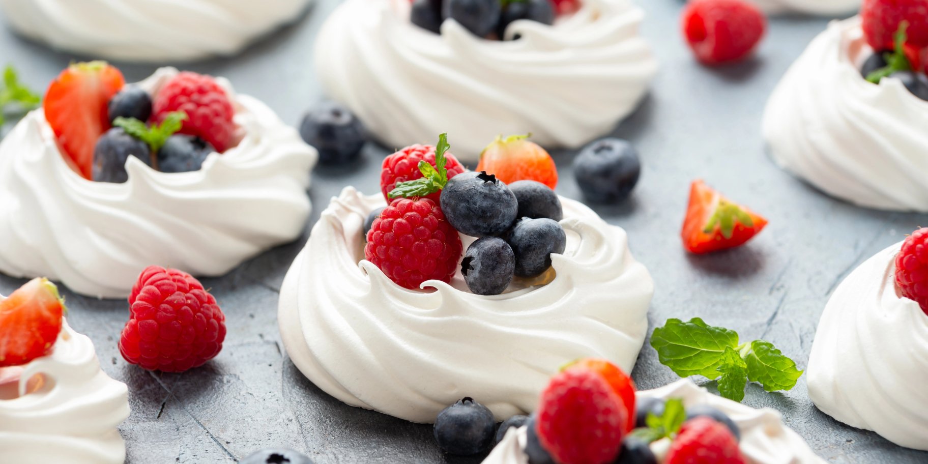 Десерт «Павлова» з малиновим кюлі