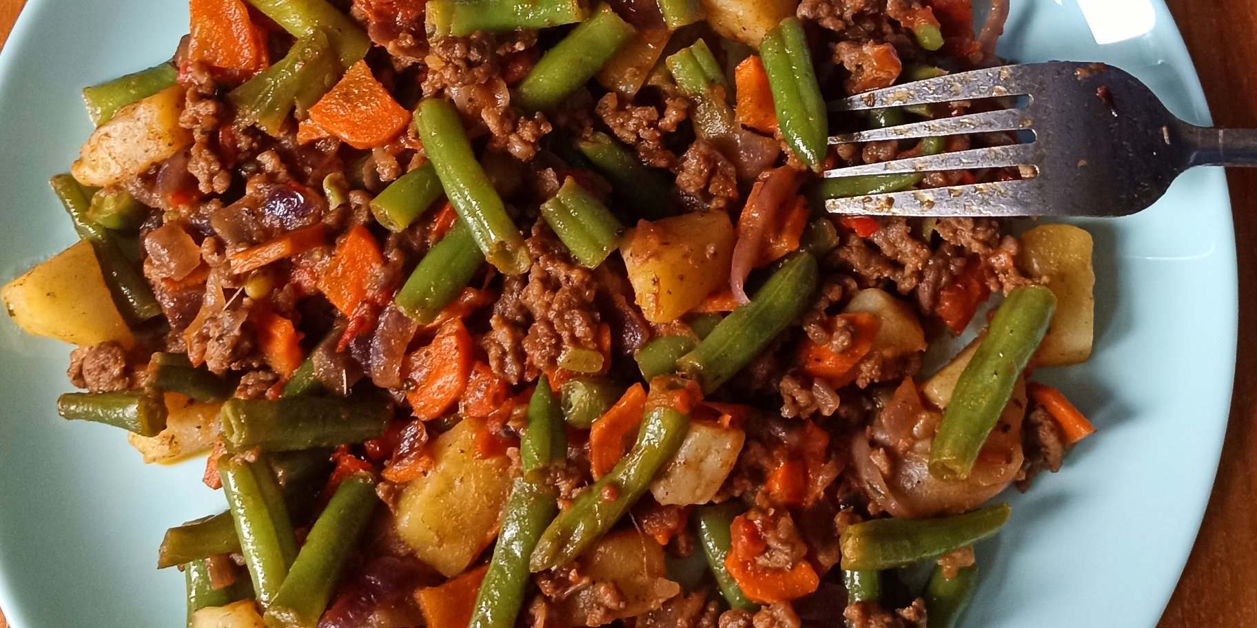 Обід з м'ясом і овочевим рагу