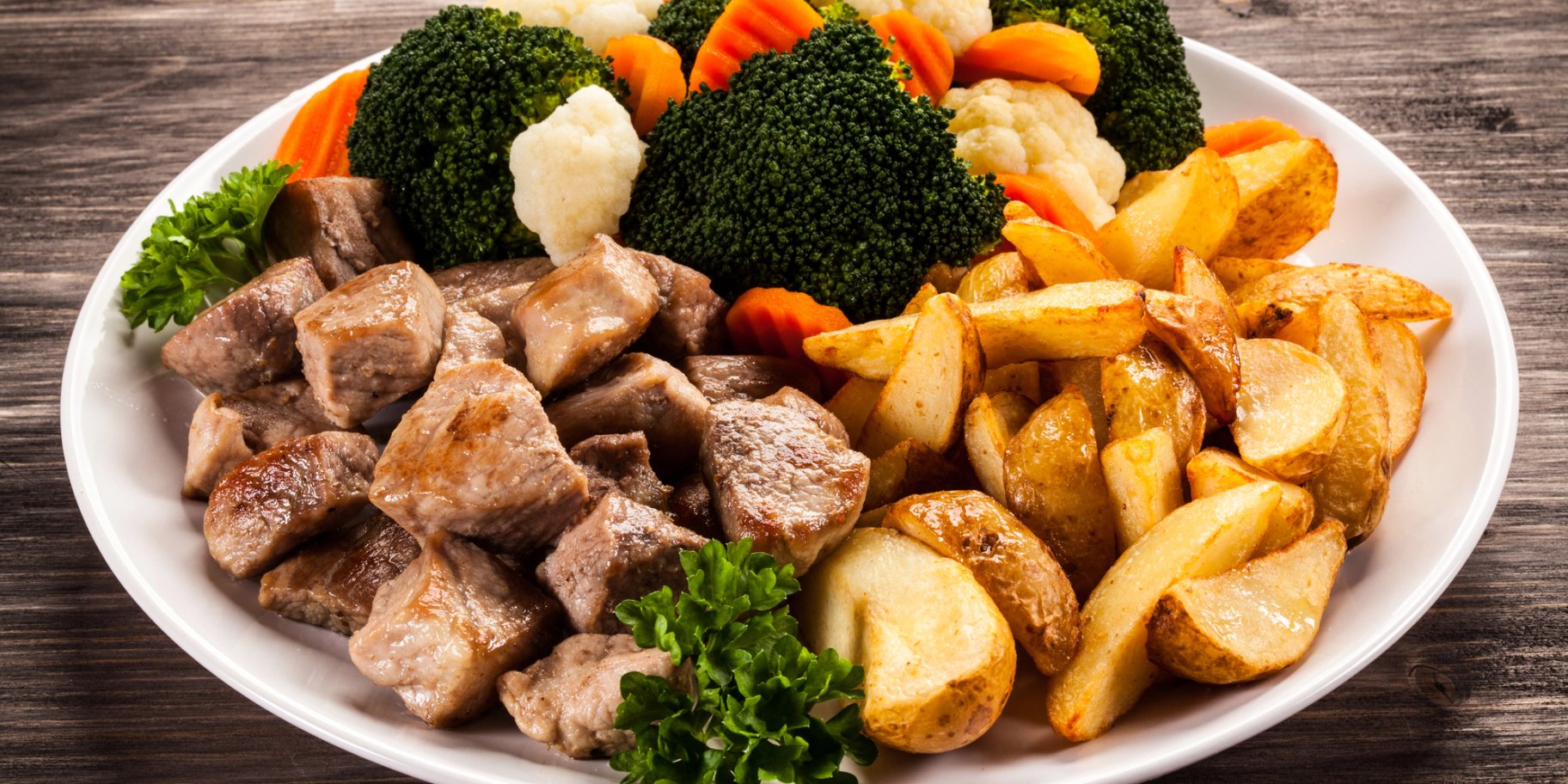 Свиняча вирізка з картоплею та морквою