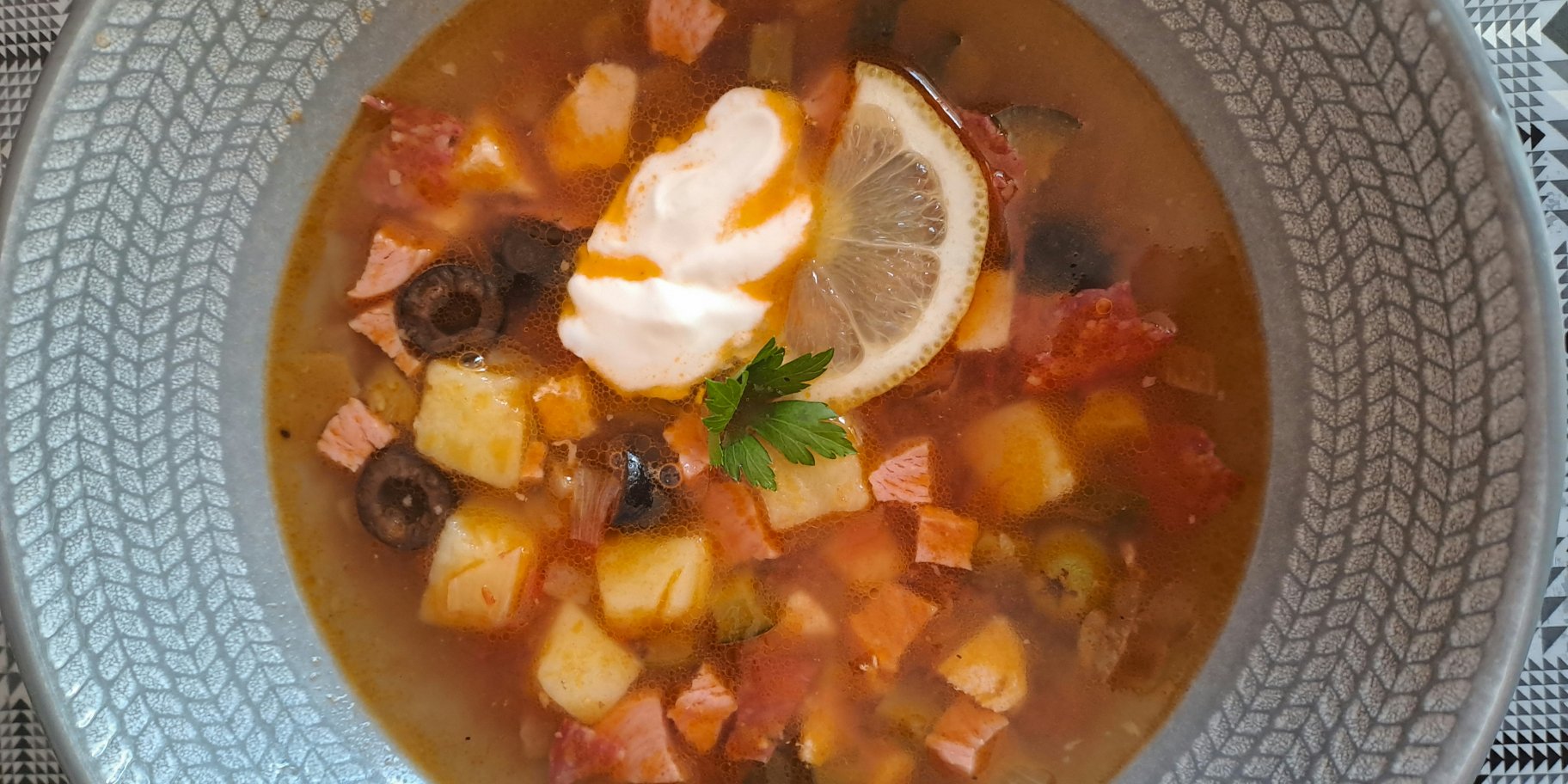 Солянка з куркою і ковбасою