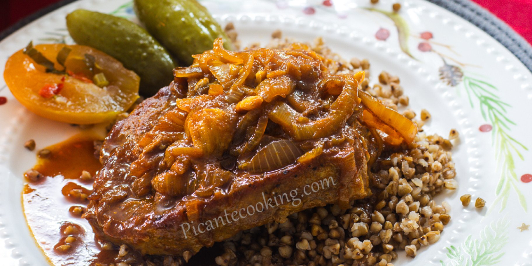 Свинина в цибулевому соусі