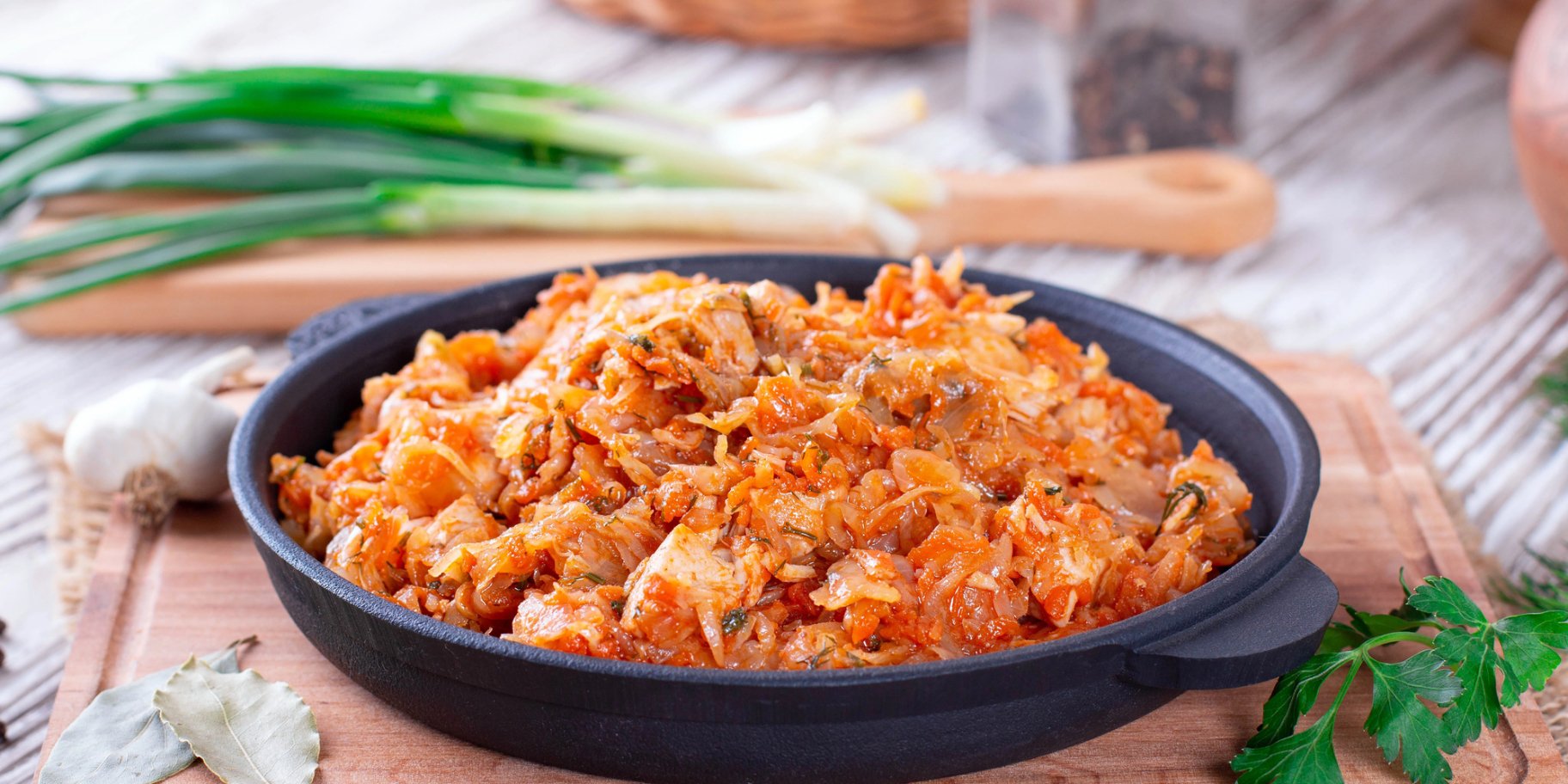 Тушкована капуста з куркою