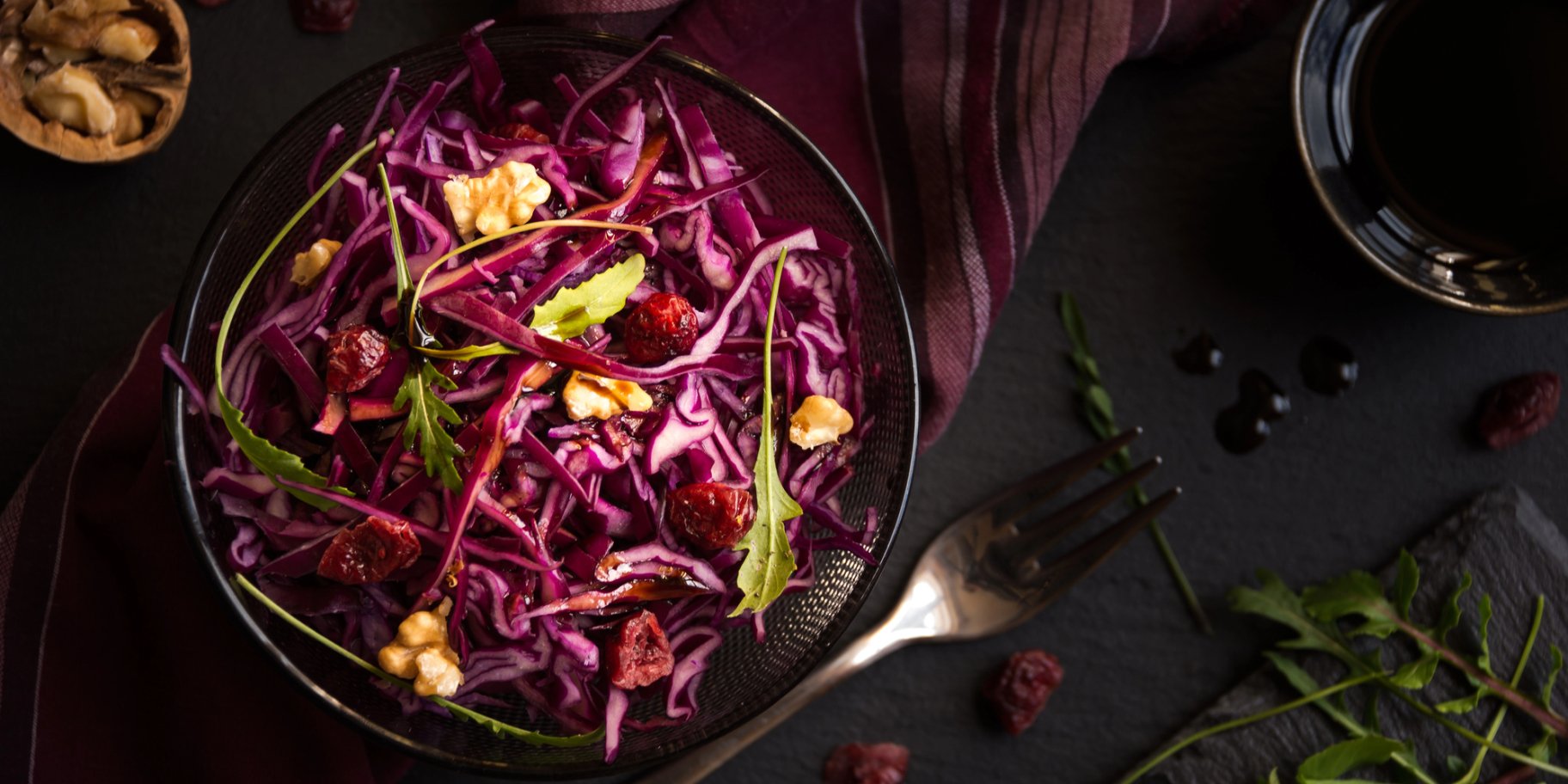 Салат з червоної капусти із горіхами