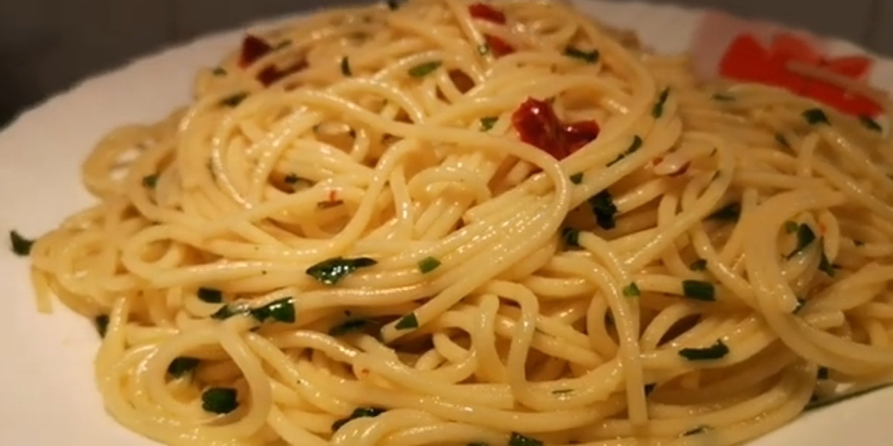 Спагеті з часниковою олією та пармезаном