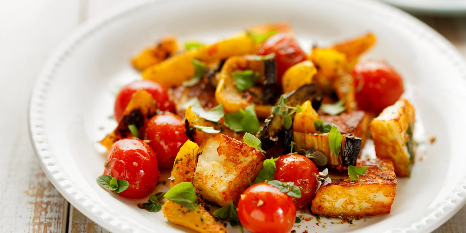 Запечений батат з овочами та сиром халумі