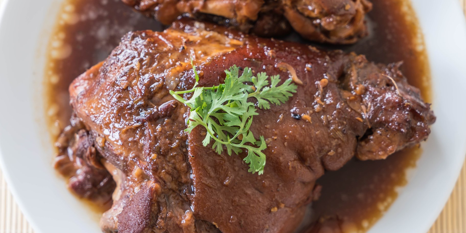 Томлена рулька в квасі