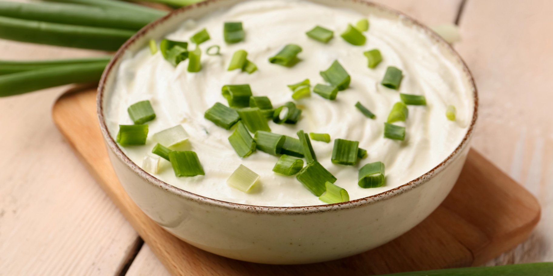 Сметанний соус із фетою та зеленою цибулею