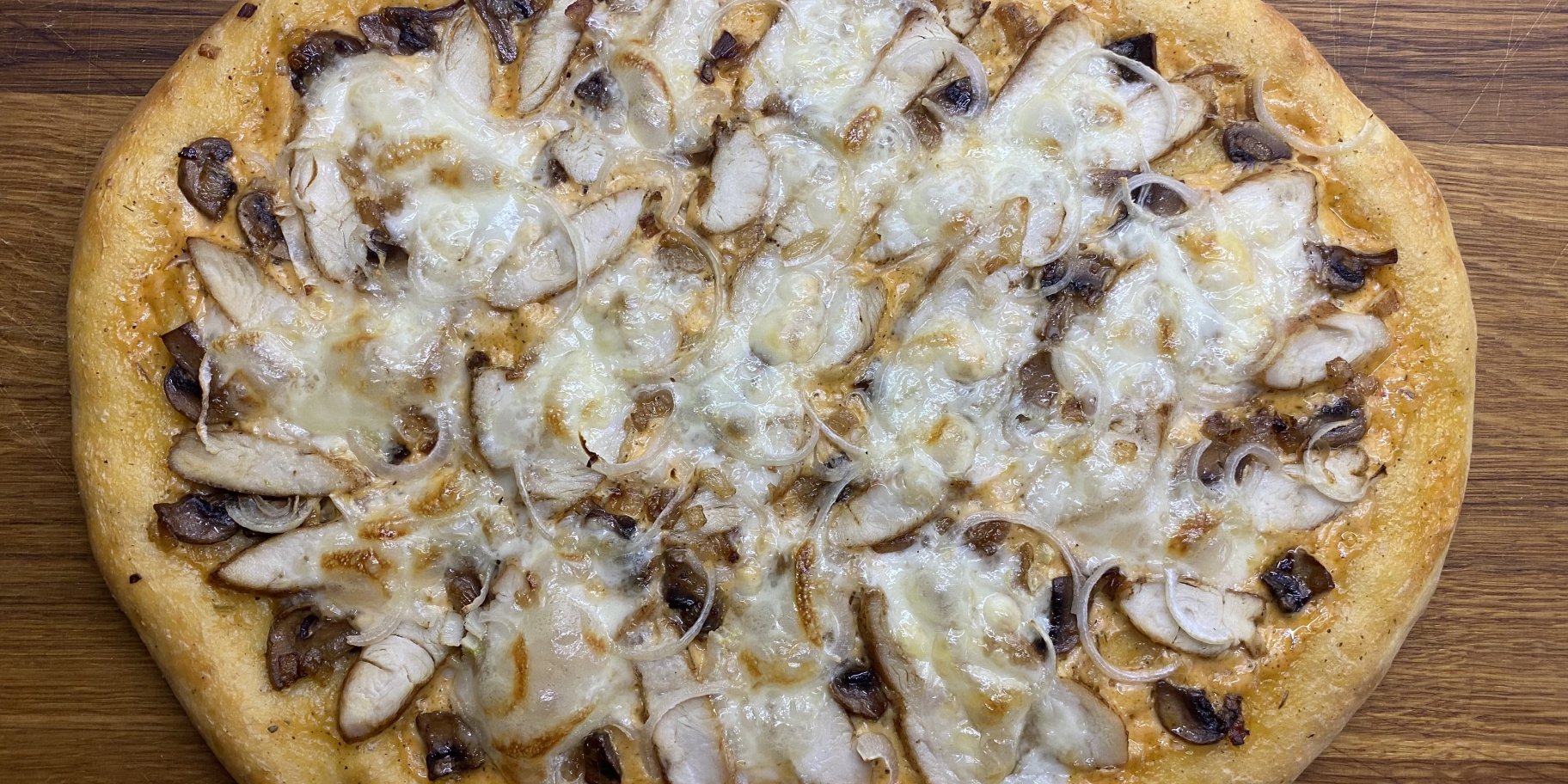 Піца з куркою, печерицями, цибулею та моцарелою Піца з куркою, печерицями, цибулею та моцарелою