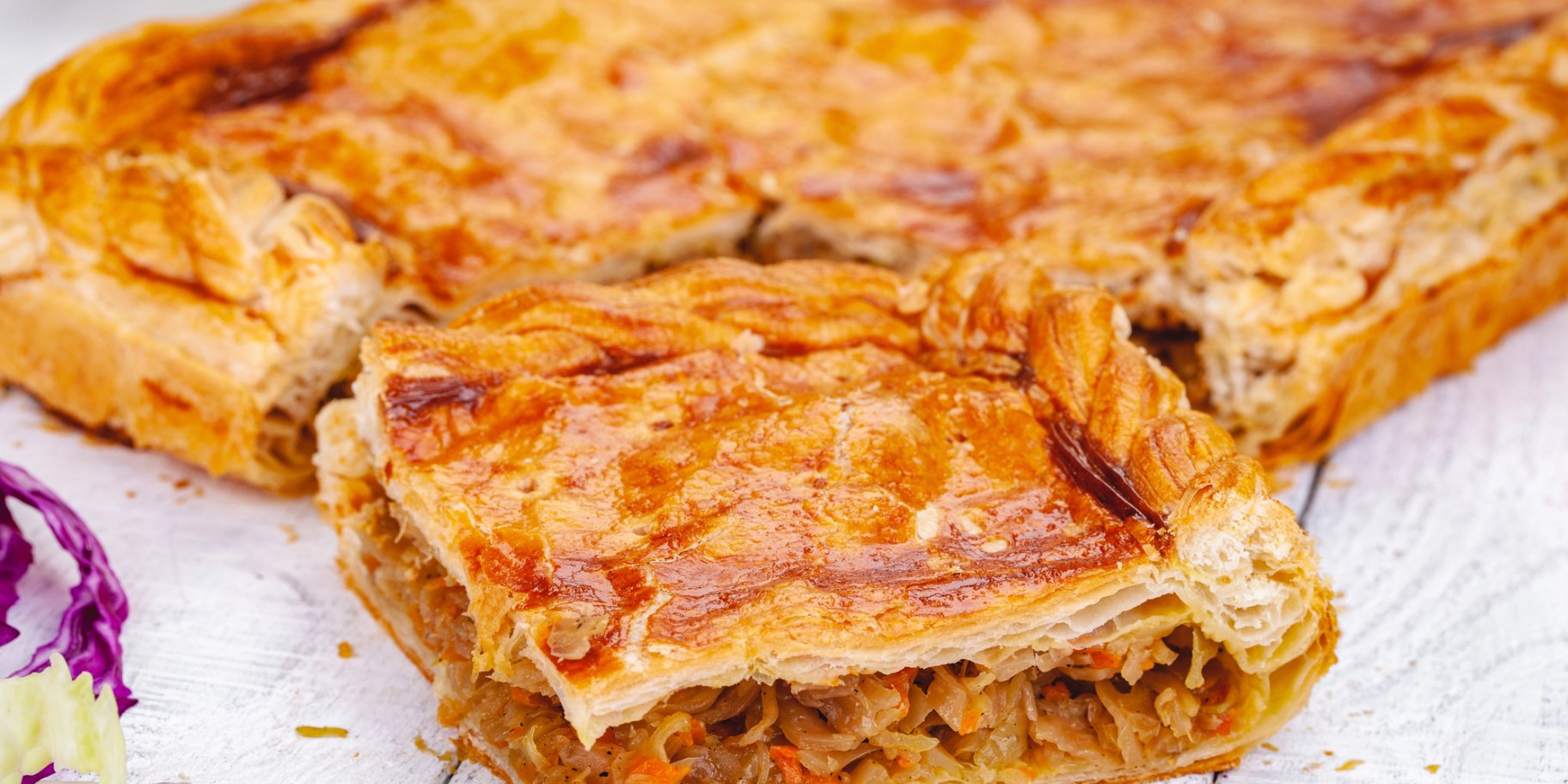 Лінивий пиріг з квашеною капустою і шинкою