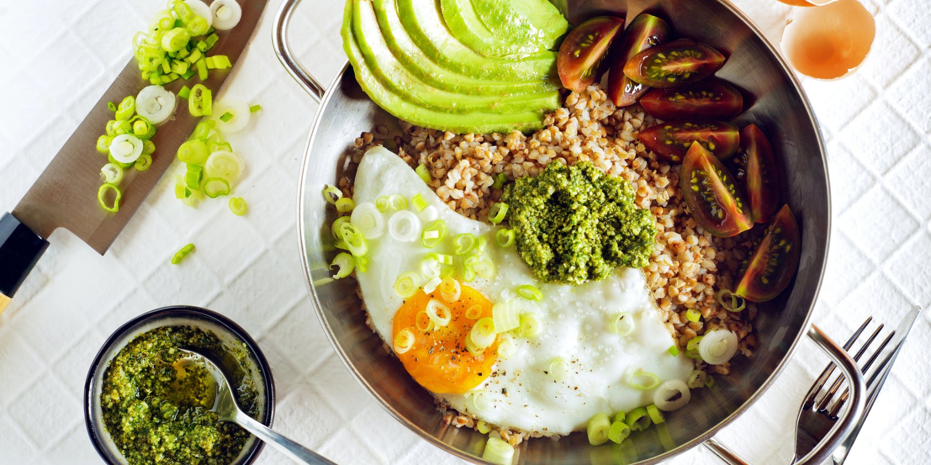 Страва з гречкою, яйцем і авокадо