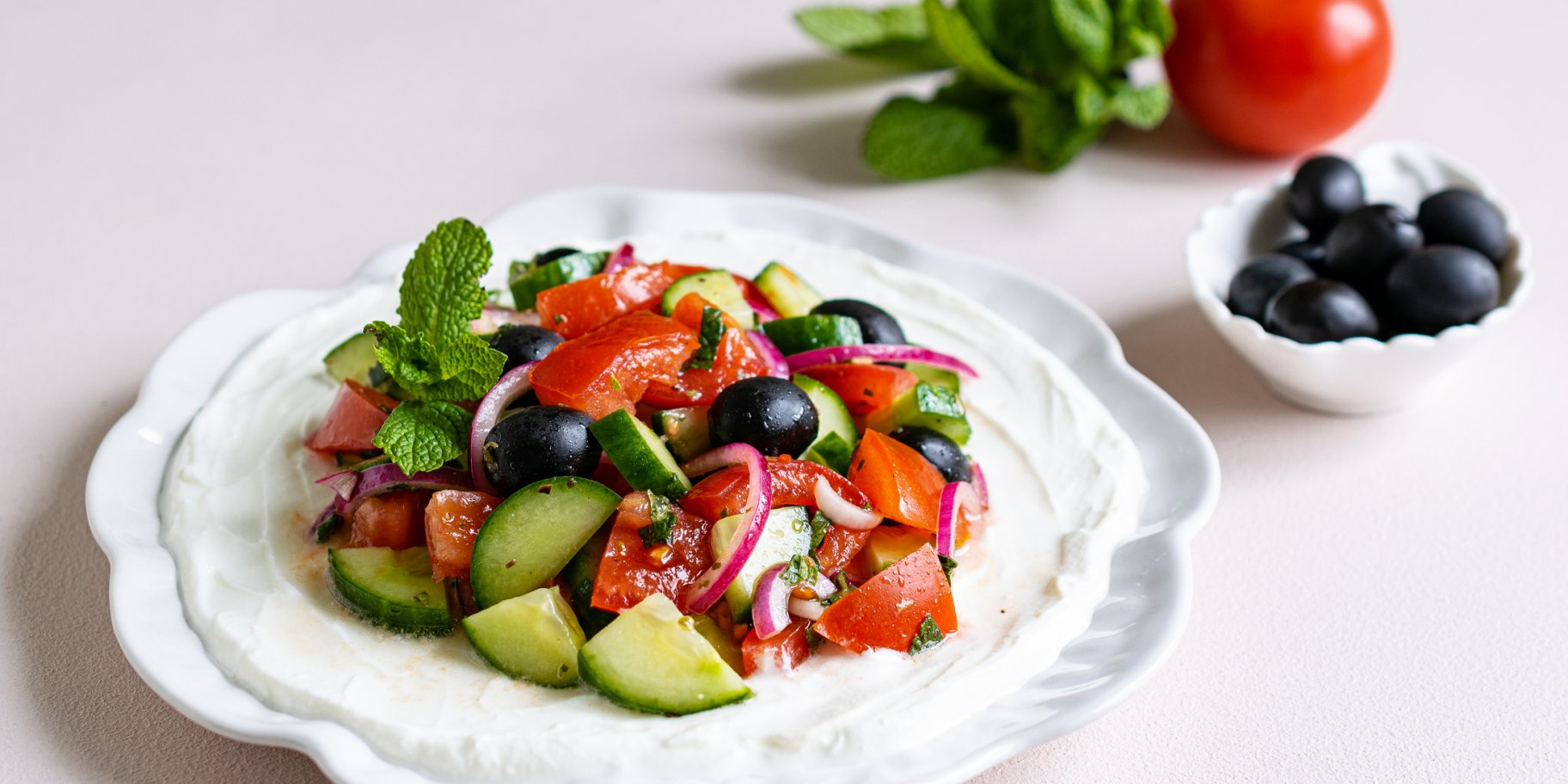 Грецький салат зі збитою фетою