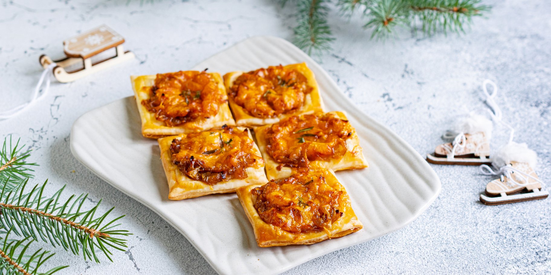 Закуска з листкового тіста з цибулевим чатні