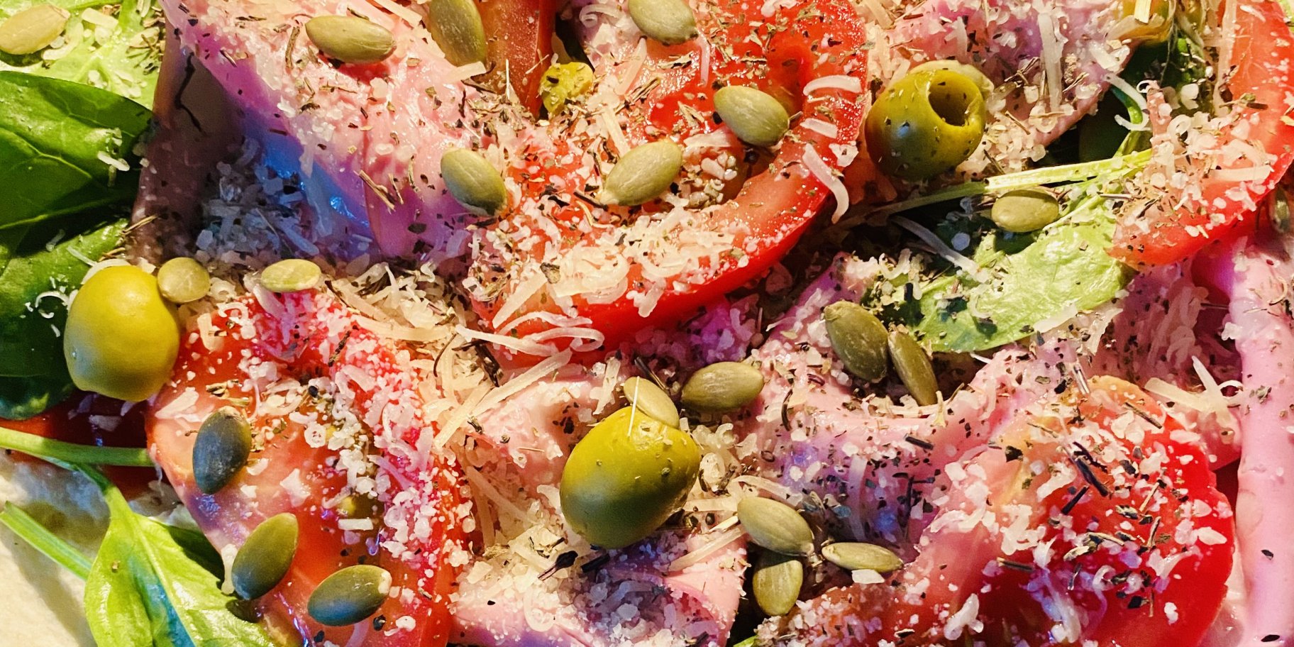 Салат з мортаделою, томатами і оливками