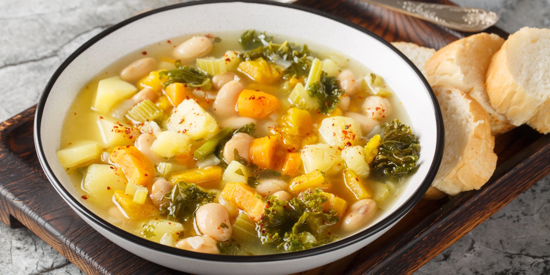 Рагу з квасолею, картоплею та беконом